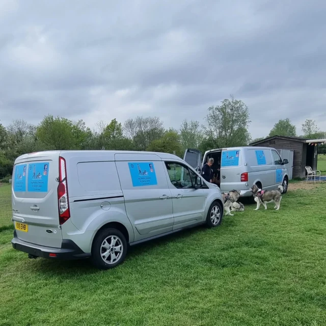 Dog cages finally finished and ready to go in the Ford Transit Connect. 

I would like to thank everyone at @florisfriendsrescue for the sale and helping me cut them to size to fit.